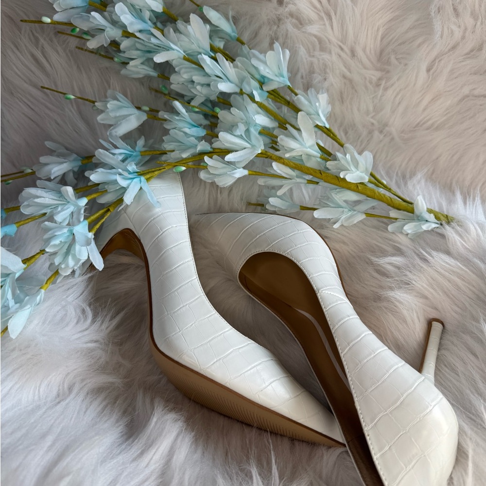 Jennifer Lopez Elegant White Embossed Heels - Picture 2 of 5